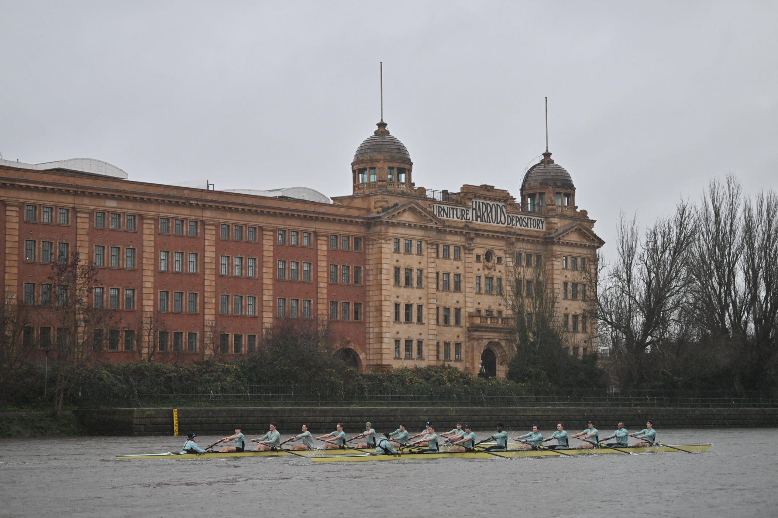 2 CUBC men's crews race past Harrods Depository